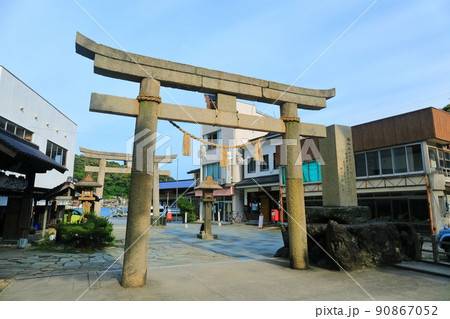 【島根県】新緑の美保神社（一の鳥居と二の鳥居） 90867052
