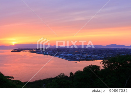 【鳥取県】米子城から見た夕焼け（中海） 90867082