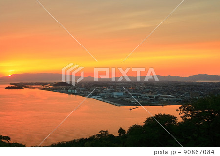 【鳥取県】米子城から見た夕焼け（中海） 90867084