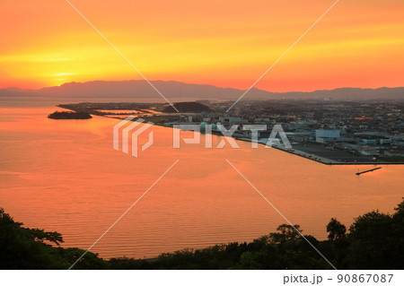 【鳥取県】米子城から見た夕焼け（中海） 90867087