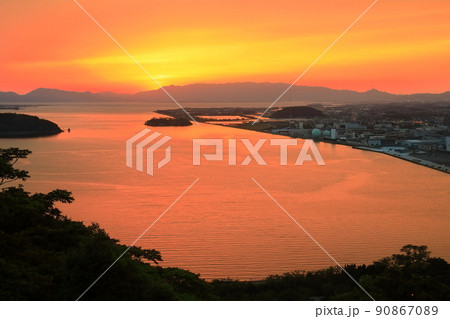 【鳥取県】米子城から見た夕焼け（中海） 90867089