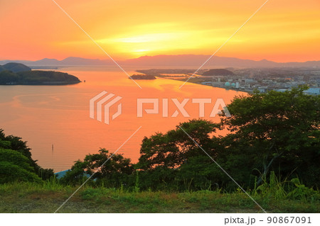 【鳥取県】米子城から見た夕焼け（中海） 90867091