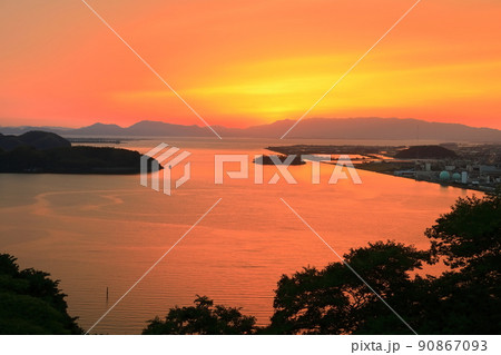 【鳥取県】米子城から見た夕焼け（中海） 90867093