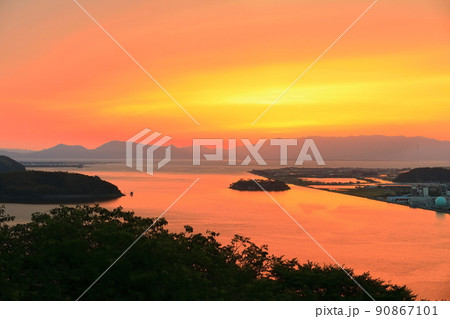 【鳥取県】米子城から見た夕焼け（中海） 90867101