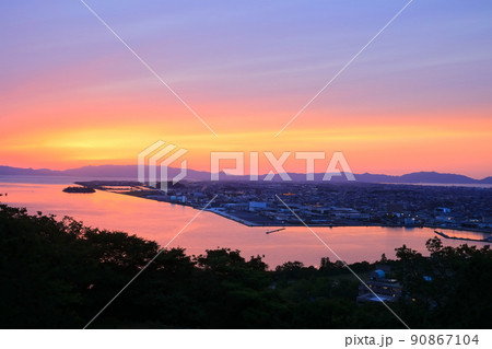 【鳥取県】米子城から見た夕焼け（中海） 90867104