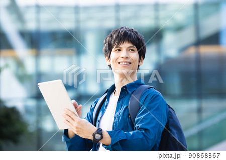 タブレットを持つ若い男性 撮影協力:LINK FOREST タブレットを持つ若い男性 撮影協力:LINK FOREST 90868367