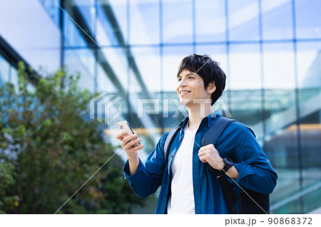 スマホを持つ若い男性 撮影協力:LINK FOREST スマホを持つ若い男性 撮影協力:LINK FOREST 90868372