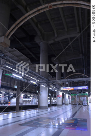 伝統の上野駅地上ホームを出発する651系特急「草津号」 90868930