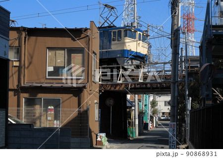 ノスタルジックな住宅地に現れたEF65形電気機関車の貨物列車_2021/2/11撮影 90868931