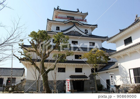海沿いの小高い丘に建つ唐津城、佐賀県、日本 海沿いの小高い丘に建つ唐津城、佐賀県、日本 90869000