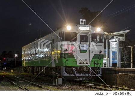 夜の上総牛久駅に止まる小湊鉄道キハ40 夜の上総牛久駅に止まる小湊鉄道キハ40 90869396