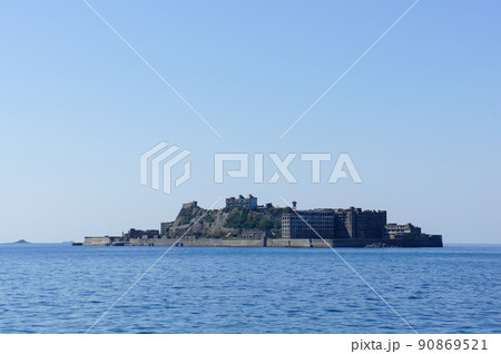 海に浮かぶ軍艦島 海に浮かぶ軍艦島 90869521