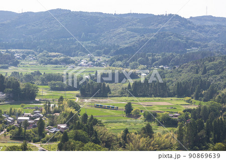 深い緑の中を走る久留里線 90869639