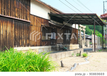 笠岡諸島最大の島・北木島　初夏の楠地区にあるひさしの付いた屋敷と蛭子神社　岡山県笠岡市 90869669