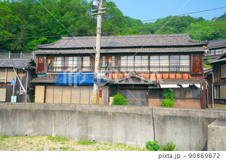 笠岡諸島最大の島・北木島　初夏の大浦地区にある廃業した古い旅館1　岡山県笠岡市 90869672