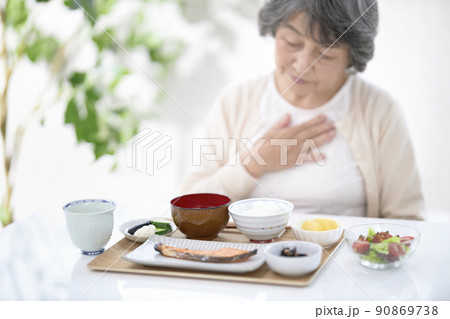 食欲がないシニアの女性のイメージ 90869738