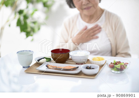 食欲がないシニアの女性のイメージ 90869901