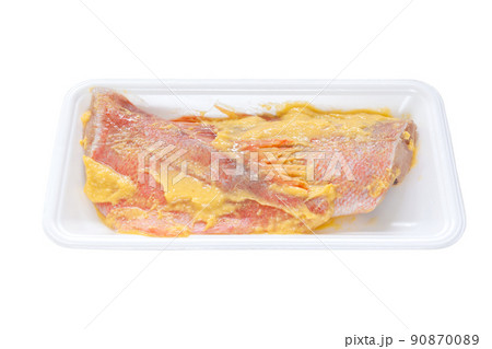 食品トレイ入り赤魚の西京漬け【白背景・切り抜き】 90870089
