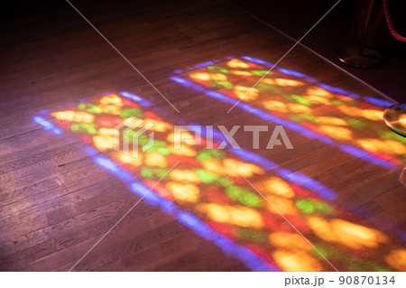 ステンドグラスから床に映る光 90870134