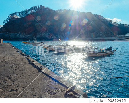 接待漁港に停泊する漁船を逆光で撮影 90870996
