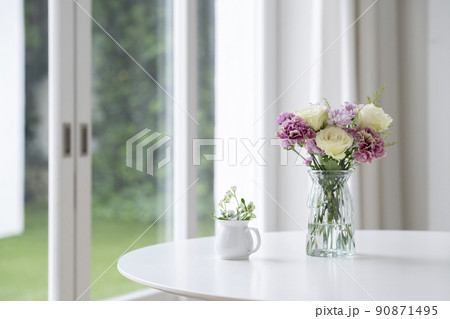 花瓶の置かれたダイニングテーブル 90871495