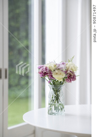テーブルに置かれた花瓶 90871497