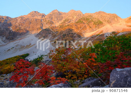 奥穂高岳とナナカマド 90871546