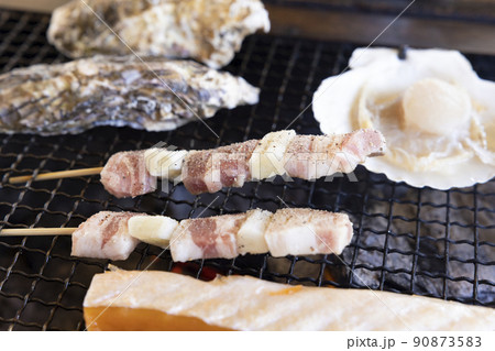 美味しい炭火網焼き、豚串、サーモンハラス、帆立貝、焼きガキ 90873583