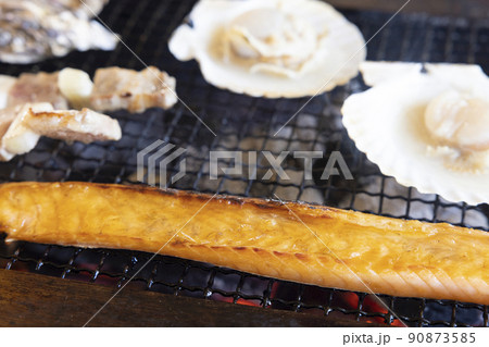 美味しい炭火網焼き、豚串、サーモンハラス、帆立貝、焼きガキ 90873585