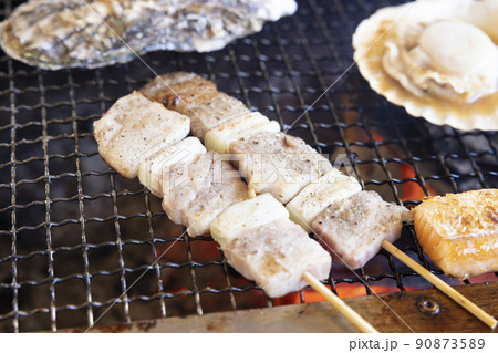 美味しい炭火網焼き、豚串、サーモンハラス、帆立貝、焼きガキ 90873589
