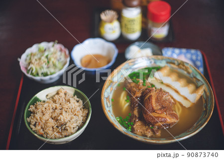 美味しい宮古そば ソーキソバとじゅーしぃのランチセット 沖縄県宮古島 90873740