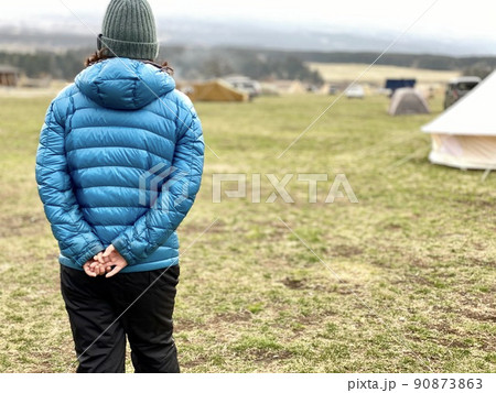 キャンプ場を歩く女性 90873863