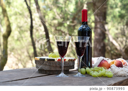picnic with wine 90873993