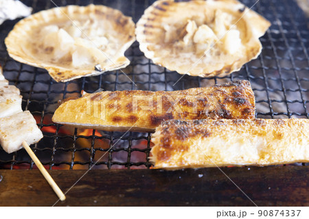 美味しい海鮮炭火焼き、ホタテ貝とサーモンハラス 90874337