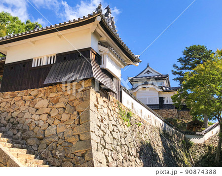岡山県の現存天守の備中松山城の天守閣 90874388