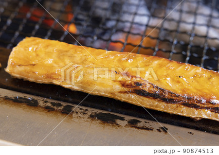 美味しい鮭ハラスの炭火焼き 美味しい鮭ハラスの炭火焼き 90874513