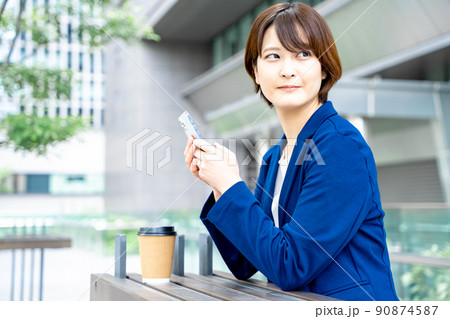 ビジネスウーマン　カフェ 90874587