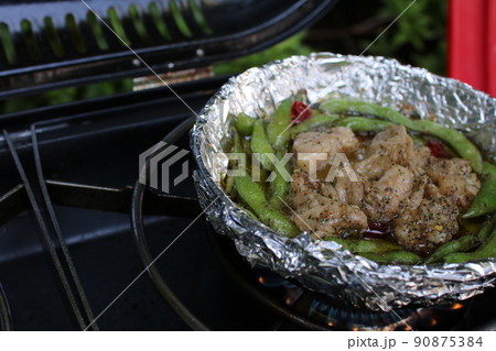 スキレットパンで作る枝豆のアヒージョ スキレットパンで作る枝豆のアヒージョ 90875384