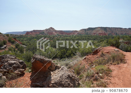 テキサス州 パロ・ドゥロ州立公園 岩と木々 テキサス州 パロ・ドゥロ州立公園 岩と木々 90878670