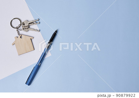 Still life of keyring with keys, a small house and peper on blue backgraund. Copy space. Still life of keyring with keys, a small house and peper on blue backgraund. Copy space. 90879922
