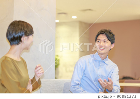 身振りを交え自分の構想を話すクリエイター1 身振りを交え自分の構想を話すクリエイター1 90881273