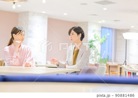 思い出しながら話すビジネスウーマン1 90881486