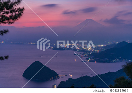 （静岡県）梅雨の晴れ間の夕焼け富士 90881965