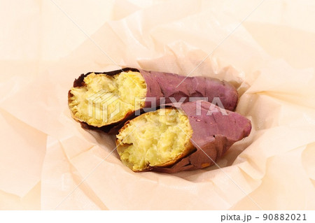 焼き芋 紅優甘 べにゆうか 紅はるか 2つに割ったところ 焼き芋 紅優甘 べにゆうか 紅はるか 2つに割ったところ 90882021