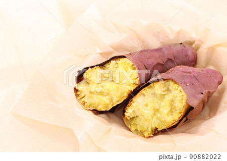 焼き芋 紅優甘 べにゆうか 紅はるか 2つに割ったところ 焼き芋 紅優甘 べにゆうか 紅はるか 2つに割ったところ 90882022