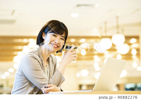 ビジネス 女性 オフィス ポートレート 笑顔 カメラ目線 ビジネス 女性 オフィス ポートレート 笑顔 カメラ目線 90882276