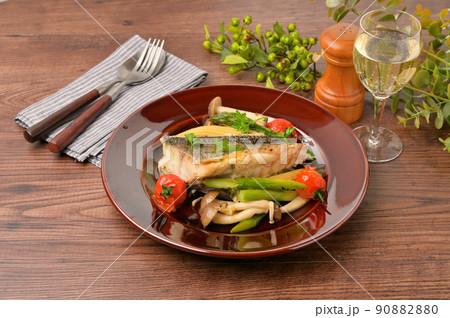 黒鯛（クロダイ）と季節の野菜ののバターソテー。シーフード料理、イタリアン、洋食、メインディッシュ。 90882880