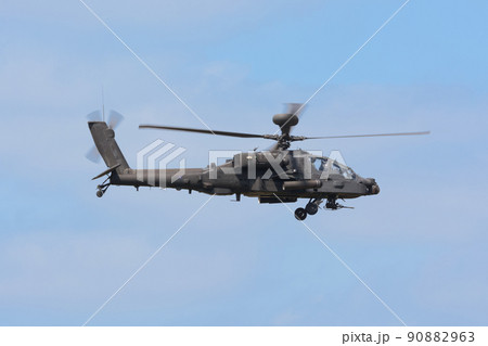イギリス陸軍WAH-64アパッチ水平飛行 90882963