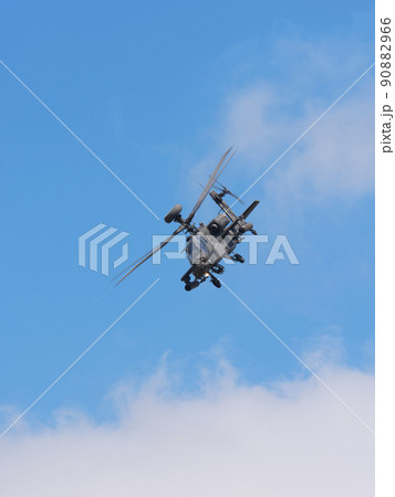 雲上のイギリス陸軍WAH-64アパッチ 90882966