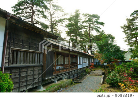 市島邸の紅葉（新潟県） 90883197